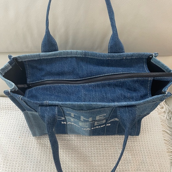 Marc Jacobs Blue Tote Bag with Sleek Design - Picture 2 of 4